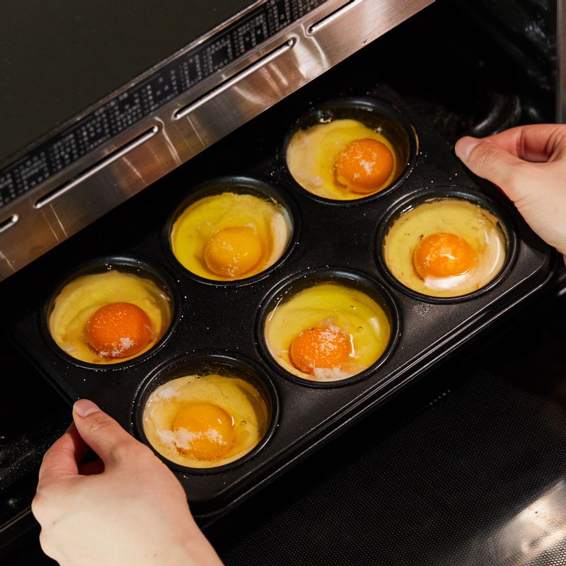 법랑 접시를 1단에 넣고 <오븐>에서 170도로 20분간 구워주세요.
(tip. “오븐에 전송"버튼을 누르면 간단하게 설정할 수 있어요 기호에 따라 베이컨이나 피자치즈 등을 넣어도 좋아요)