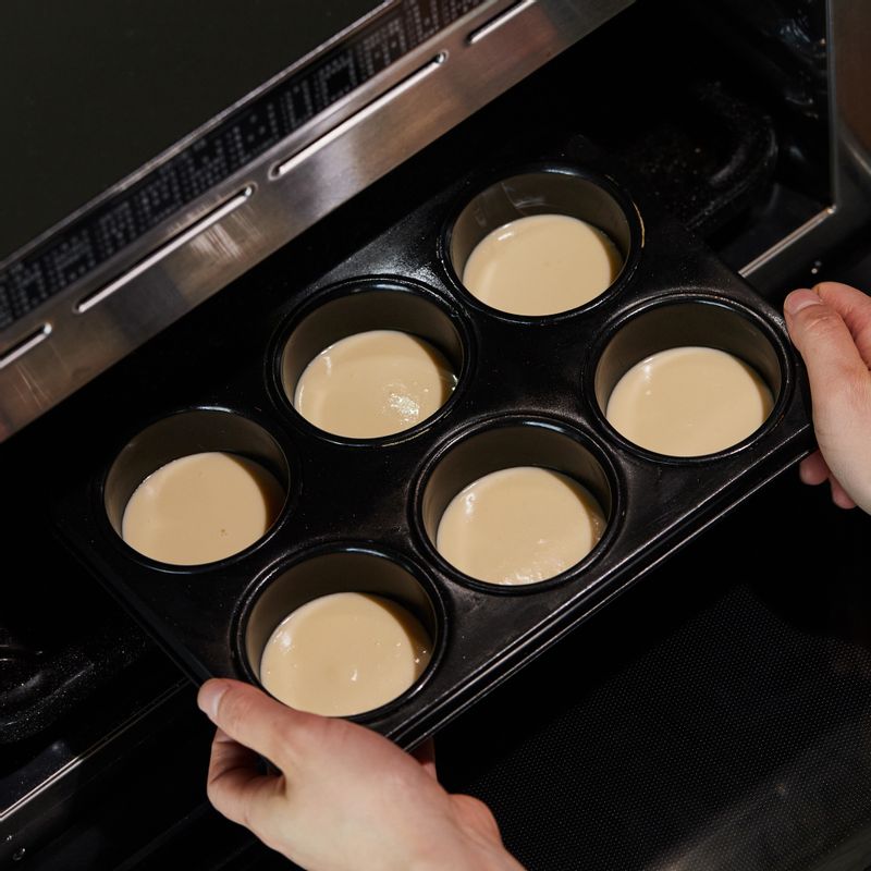 법랑 접시에 머핀 틀을 올려 1단에 넣고 <오븐>에서 180도로 8분간 구워주세요.