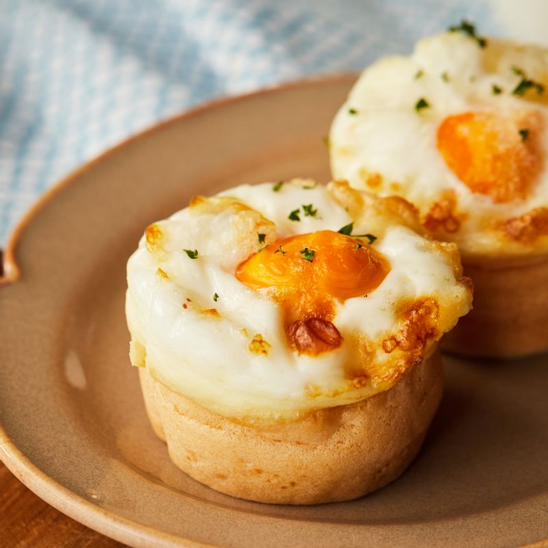 완성된 달걀빵을 틀에서 꺼내 식힌 후 파슬리를 뿌려 맛있게 즐겨주세요.