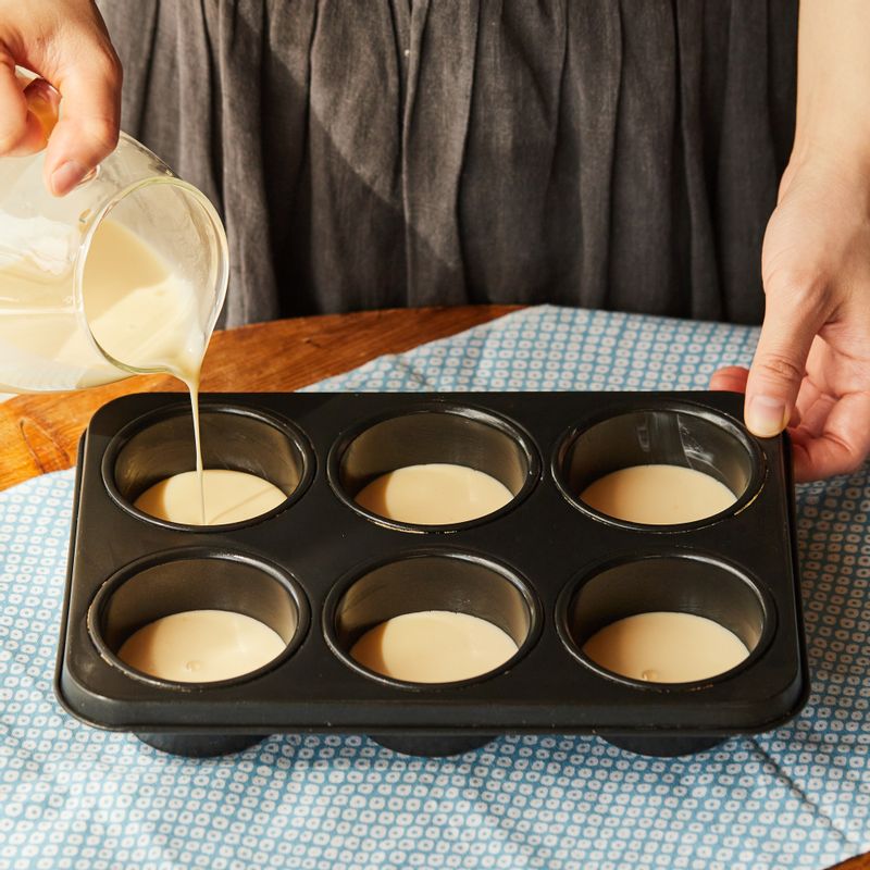 머핀 틀에 기름을 소량 바른 후 반죽을 틀에 ⅓ 정도 차도록 부어주세요.
(tip. 27cmx19cmx4.5cm 크기의 6구 머핀 틀을 사용했어요)