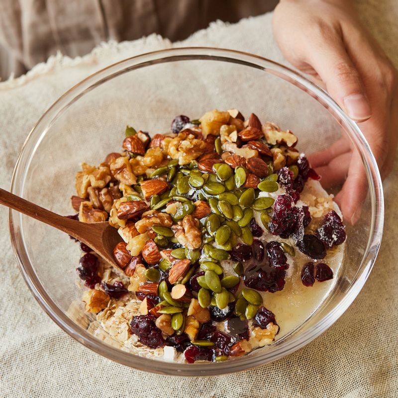 볼에 모든 재료를 넣고 섞어주세요.