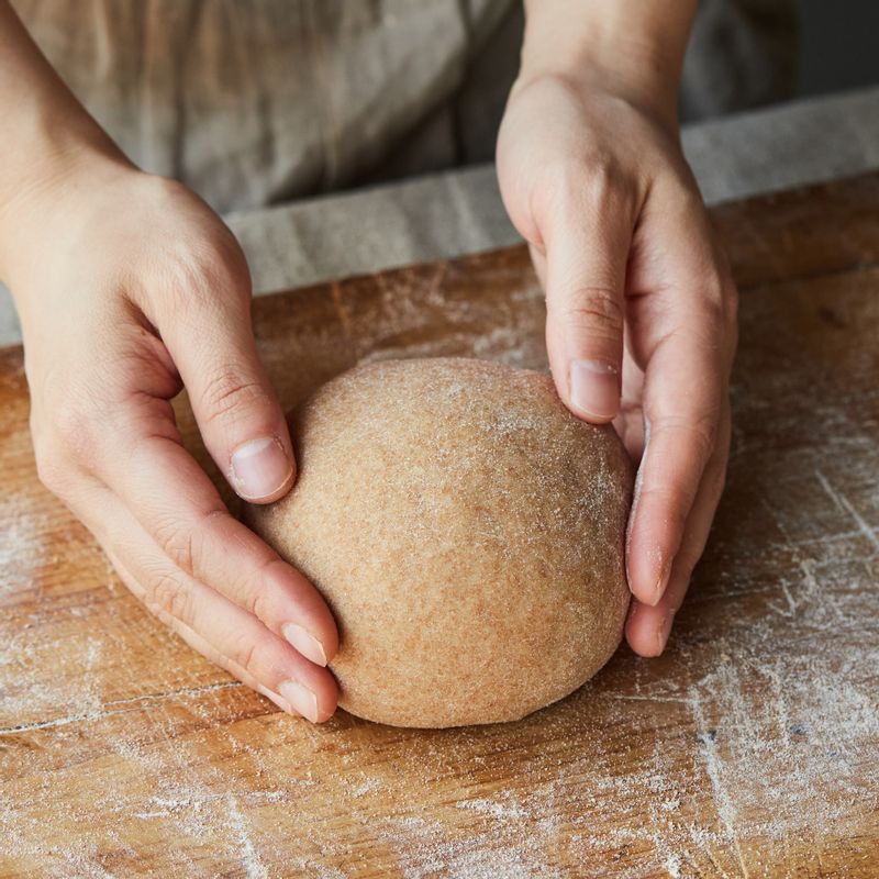 반죽이 2배 이상 부풀면 바닥에 덧밀가루를 뿌려 둥글게 모양을 잡아 20분간 휴지해 주세요.