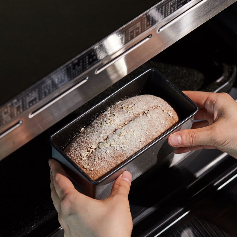 법랑 접시 위에 오븐 틀을 올려 1단에 넣고 <오븐>에서 200도로 20분간 구워주세요.