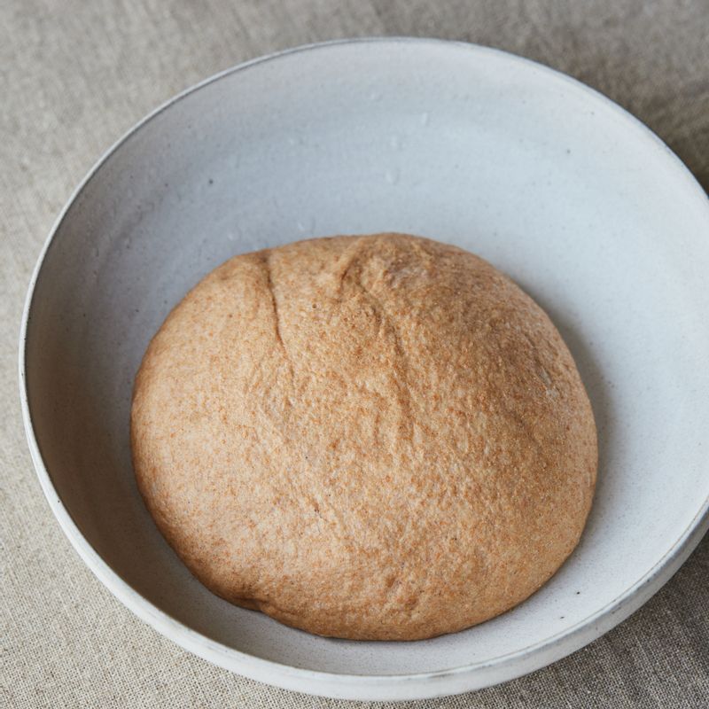 반죽이 완료되면 둥글리기 후, 볼에 담아 40-50분 정도 발효해 주세요.
(tip. 발효 온도는 26-28도가 적당해요)