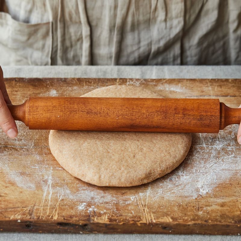 휴지시킨 반죽은 밀대로 가볍게 밀어 공기를 빼고 접은 후 틀에 넣고 20분간 휴지해 주세요.
(tip. 15.5cmx7.5cmx6.5cm 크기의 오란다틀을 사용했어요)