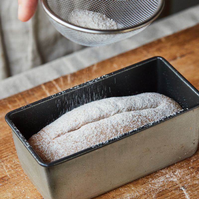 통밀빵 가운데 깊게 칼집을 내고 통밀가루와 오트밀을 약간 뿌려주세요.