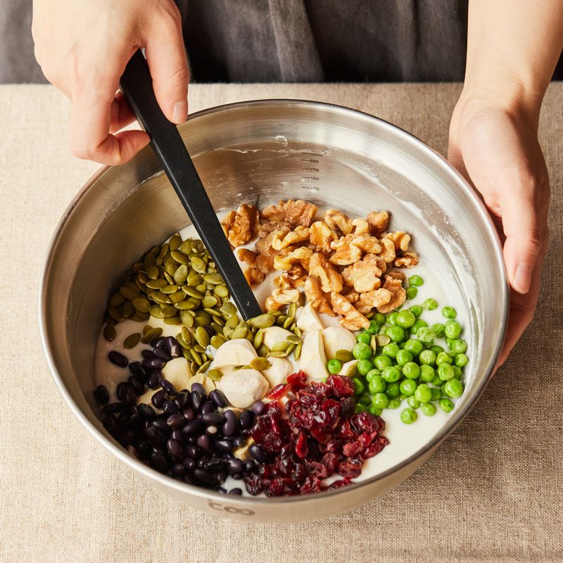 반죽에 토핑 재료를 넣고 섞어주세요.