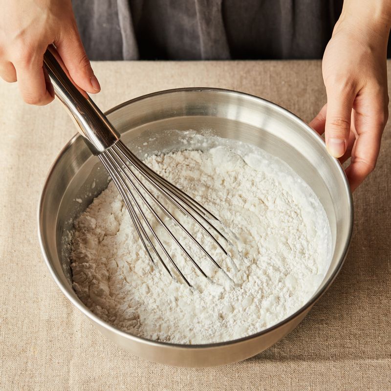 볼에 찹쌀가루, 설탕, 소금, 베이킹파우더를 넣고 우유를 부어 섞어주세요.