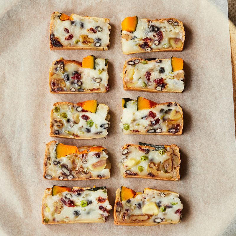 완성된 영양 오븐 찰떡을 식힌 후 먹기 좋게 잘라주세요.
(tip. 랩으로 감싸 냉동하면 5~6개월 정도 보관이 가능해요)