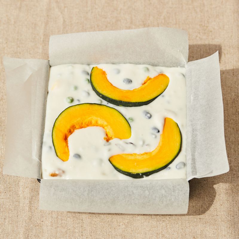 떡을 구울 오븐 틀에 종이 포일을 깔고 반죽을 넣은 후 단호박을 올려주세요. 윗면에 종이 포일을 한 장 덮어주세요.
(tip. 높이 5cm의 17cm 정사각 떡틀을 사용했어요)