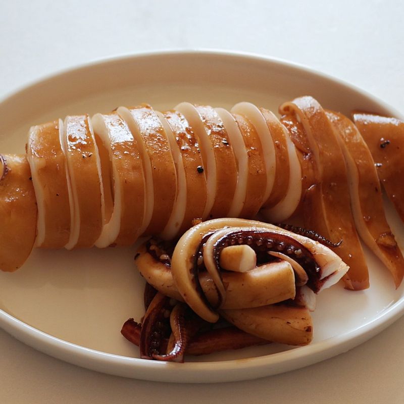 오징어 몸통은 링 모양으로 자르고 다리는 먹기 좋은 길이로 잘라주세요.