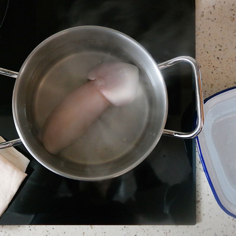 오징어는 내장을 제거하고 껍질을 벗긴 후 깨끗이 씻어주세요. 끓는 물에 소금, 청주를 넣고 오징어를 살짝 데칩니다.