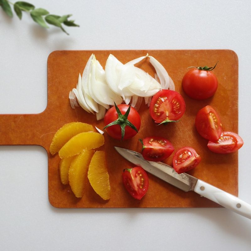 방울토마토, 오렌지는 먹기 좋은 크기로 자르고 양파는 얇게 채 썰어주세요.