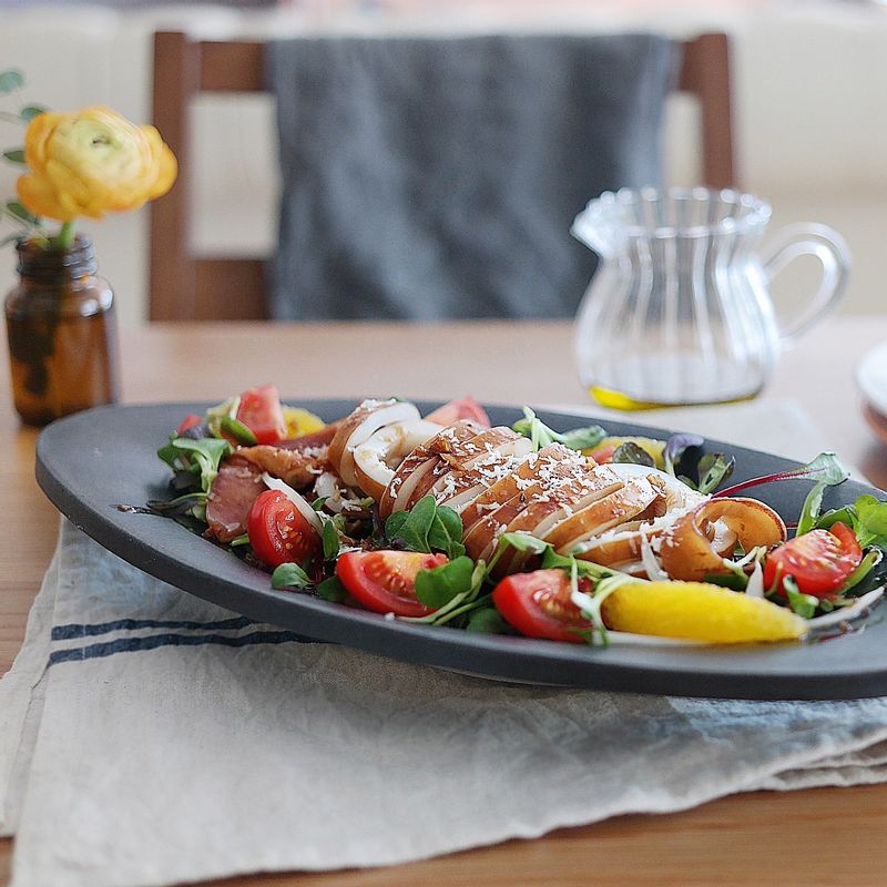 팬에 남은 소스와 파르메산치즈가루를 뿌려 마무리해주세요.