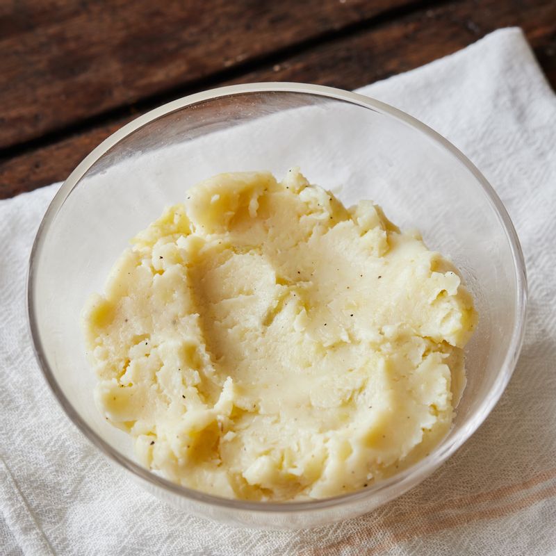 삶은 감자는 으깨고 마요네즈, 소금, 후추를 넣어 섞어주세요.