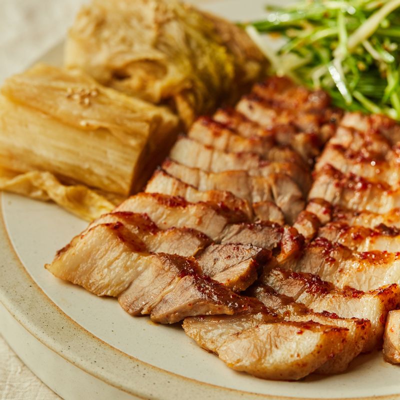 먹기 좋게 썬 삼겹살과 묵은지, 부추 파무침을 곁들여 맛있게 즐겨주세요.