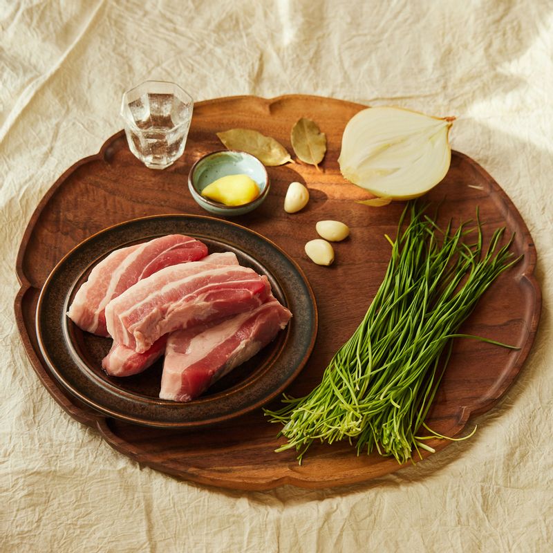 통삼겹 양념구이을 위한 재료 이미지로 삼겹살,대파,영양부추,양파,묵은지 등으로 구성 되어있습니다.