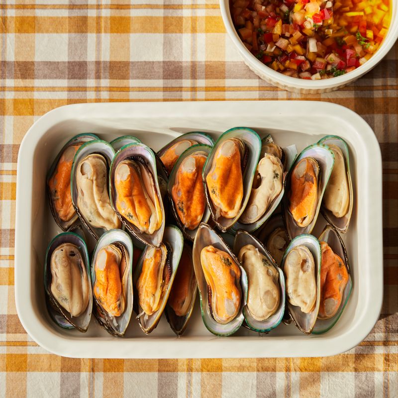 해동한 홍합은 키친타월로 물기를 제거한 후 내열 용기에 담고 맛술을 뿌려주세요.
(tip. 홍합살이 위로 오도록 차곡차곡 놓아주세요)