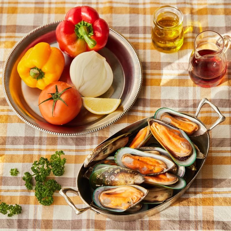 그린홍합 세비체을 위한 재료 이미지로 그린홍합,파프리카(노랑, 빨강),토마토,양파,맛술 등으로 구성 되어있습니다.
