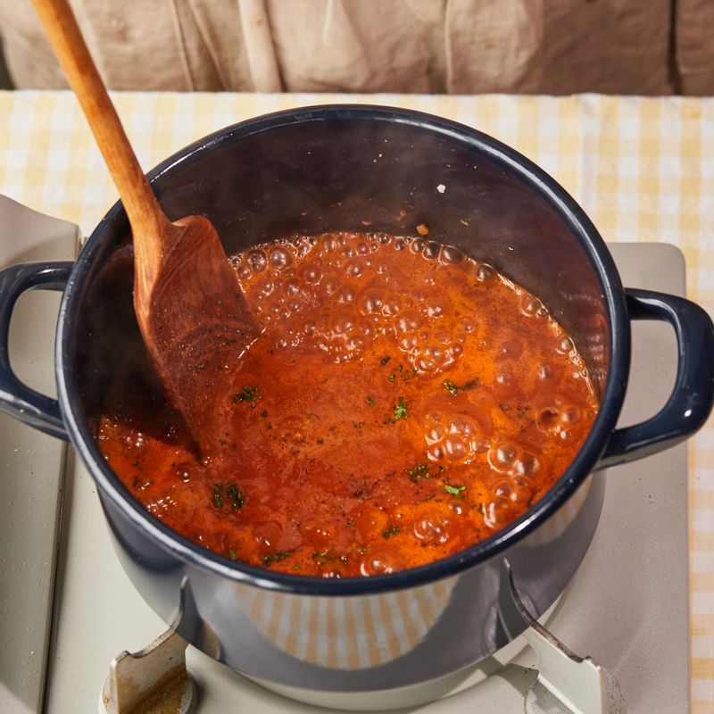 소고기가 익으면 토마토소스와 물을 넣고 끓여주세요.
