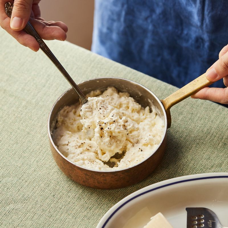 볼에 부라타치즈를 담고 으깬 후 소금 약간 넣고 섞어주세요.