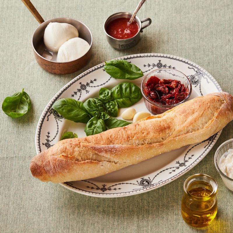 선드라이 토마토 부르스게타을 위한 재료 이미지로 바게트,선 드라이 토마토,선 드라이 토마토 페이스트,통마늘,바질잎 등으로 구성 되어있습니다.