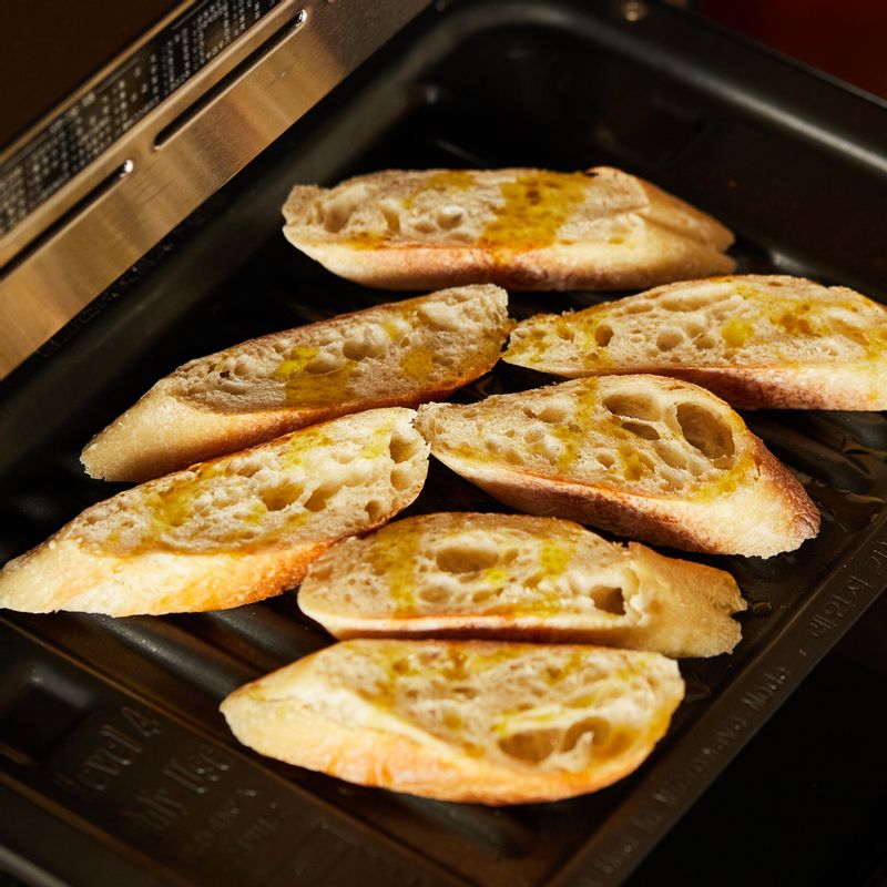 바게트는 1.5cm 두께로 썰어 구이 전용 팬에 올리고 올리브오일을 뿌려주세요.