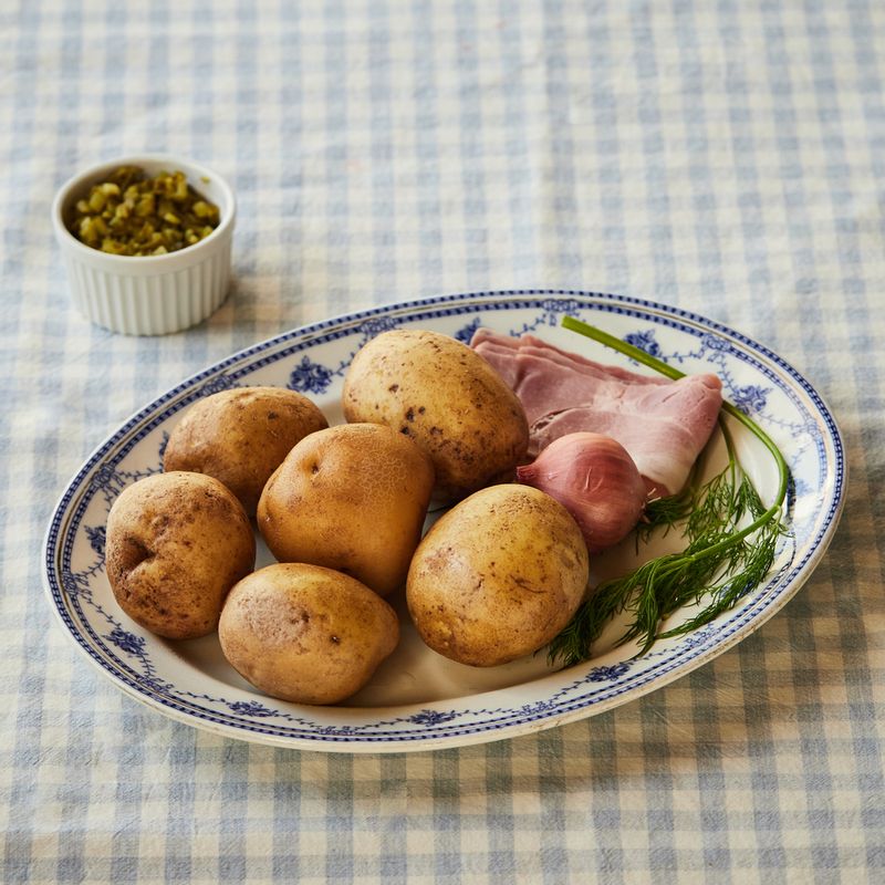 프렌치 감자샐러드을 위한 재료 이미지로 감자,베이컨,딜,다진 피클,샬롯 등으로 구성 되어있습니다.