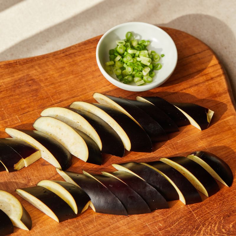 가지는 길게 반으로 자른 후 먹기 좋은 크기로 썰어주세요. 쪽파는 송송 썰어주세요.