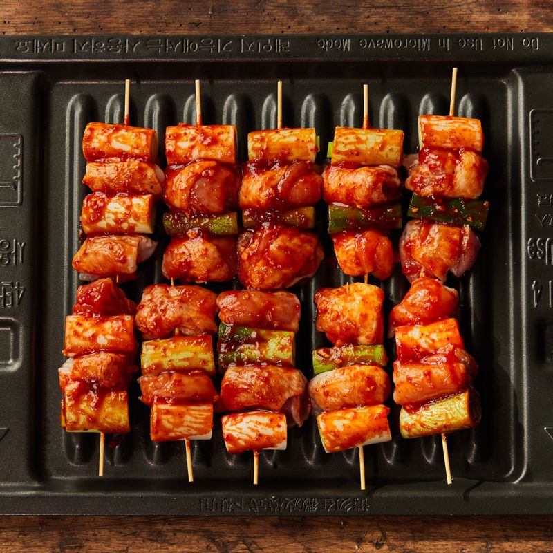 구이 전용 팬에 닭 꼬치를 올린 후 4단에 넣고 광파오븐 자동 요리 <구이>에서 <닭 꼬치>를 선택한 후 500g을 선택해 구워주세요. 도중에 멜로디가 울리면 한번 뒤집어 주세요.