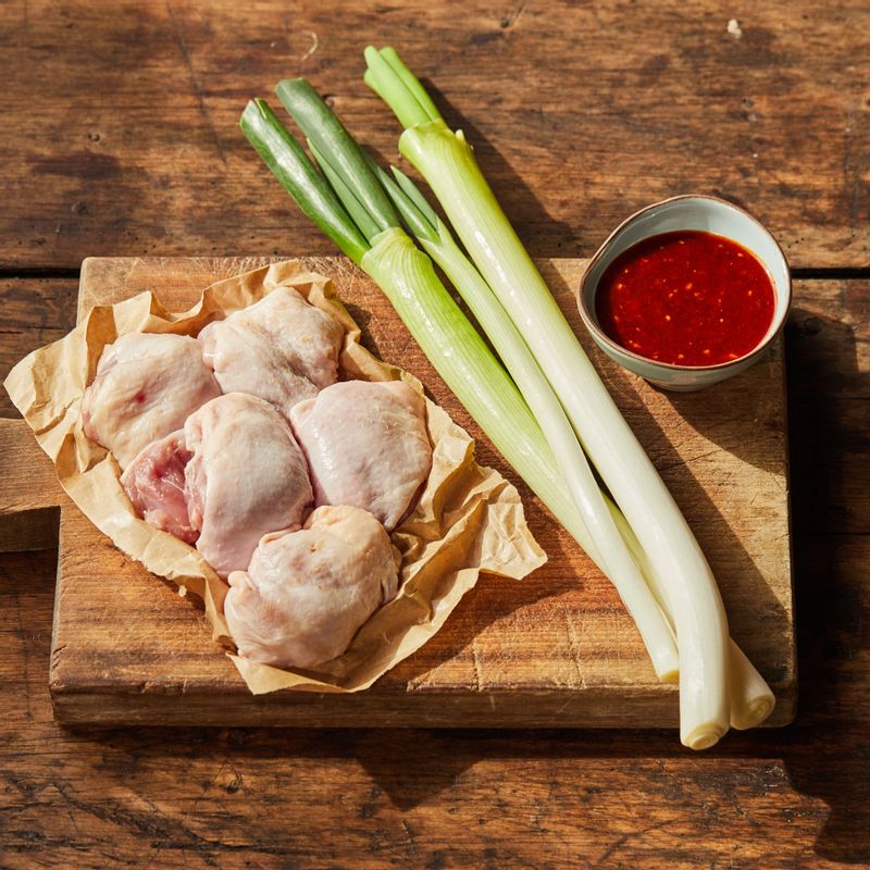 대파 닭꼬치을 위한 재료 이미지로 닭 다리 살,대파,쪽파 등으로 구성 되어있습니다.