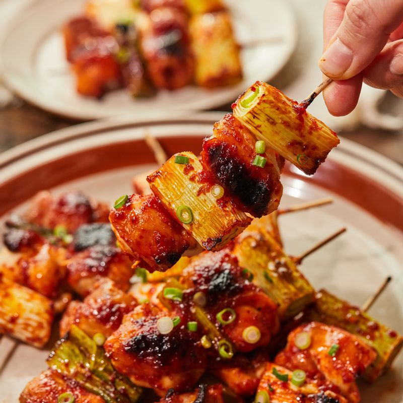 완성된 닭 꼬치에 송송 썬 쪽파를 뿌려 맛있게 즐겨주세요.