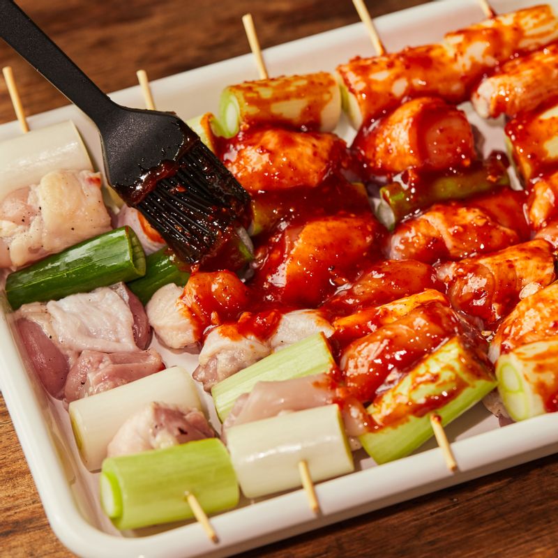 닭고기와 대파를 꼬치에 번갈아 가며 끼운 후 양념을 발라주세요.