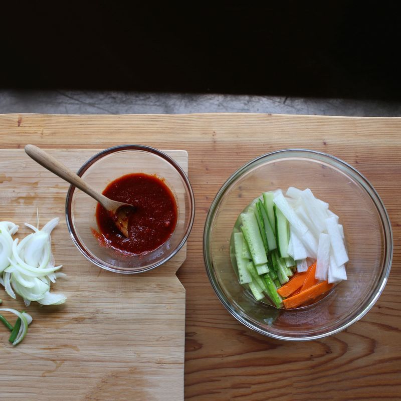 단촛물 재료를 잘 섞어 오이, 당근, 무를 10분간 담갔다가 건져내 물기를 제거합니다. 볼에 양념 재료를 넣고 섞어두세요.