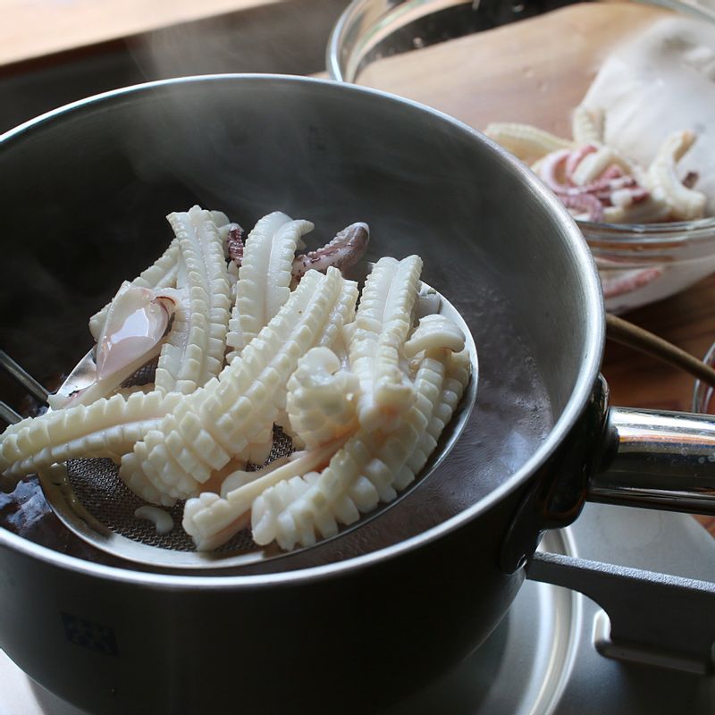 끓는 물에 소금을 넣고 오징어를 살짝 데친 후 체에 밭쳐 식힙니다. 소금은 1큰술 정도 넉넉하게 넣어주세요.