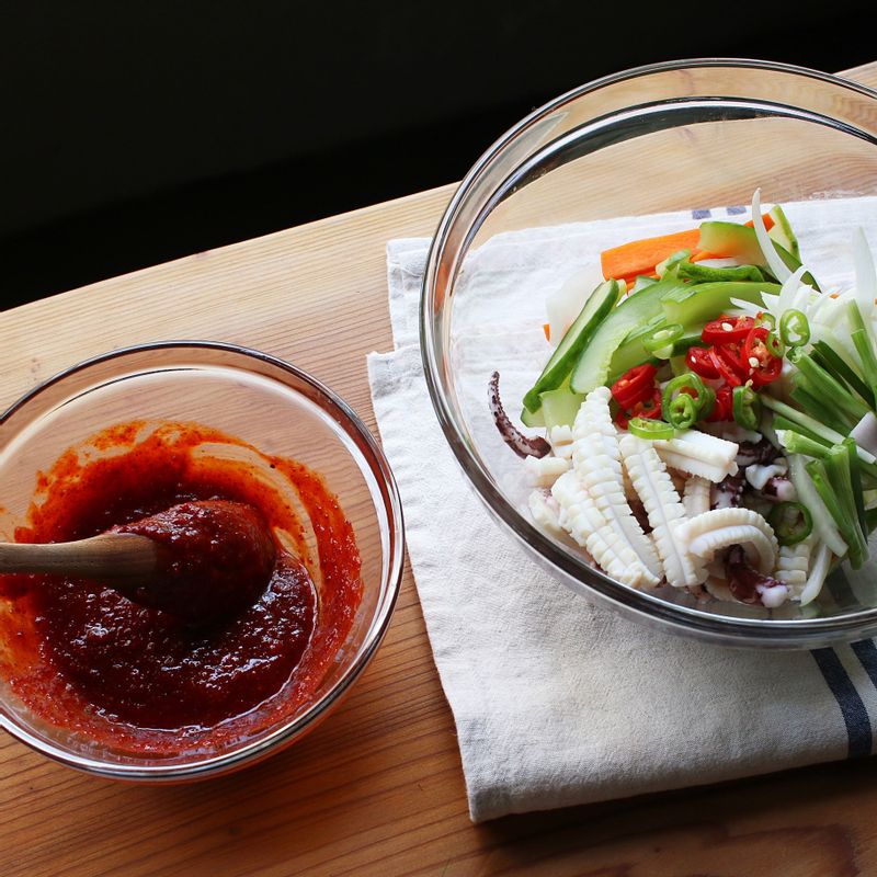 데친 오징어와 채소 재료를 모두 볼에 넣고 양념에 골고루 버무립니다.