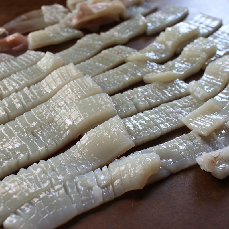 오징어는 껍질과 내장을 제거하고 내장이 붙어있던 쪽에 칼집을 넣은 후 먹기 좋은 크기로 잘라줍니다.