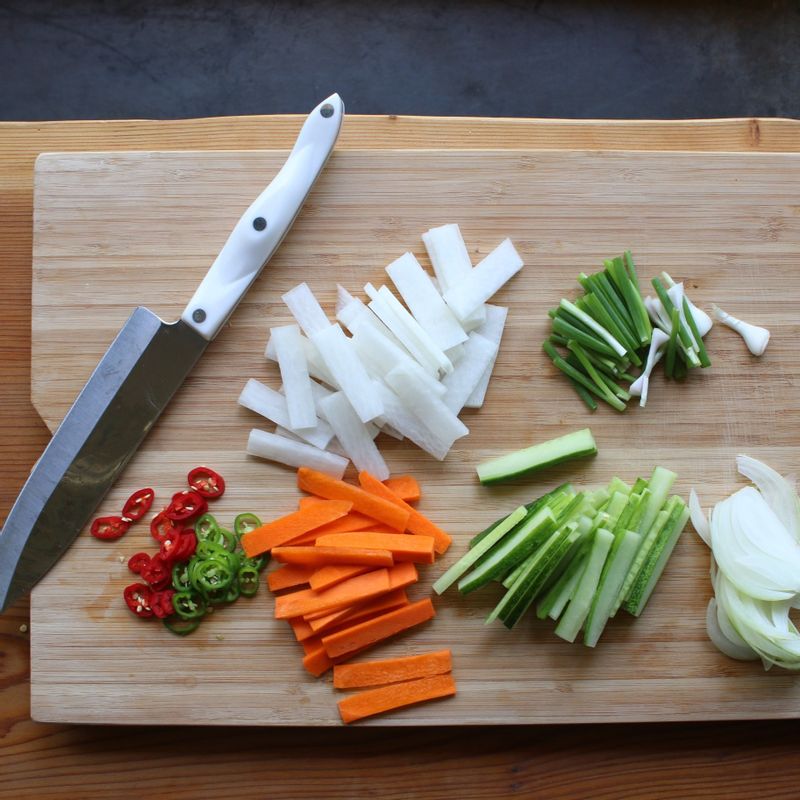 오이, 당근, 무, 쪽파는 5cm 길이로 먹기 좋게 썰어주세요. 양파는 얇게 채 썰고 고추는 송송 썰어 준비합니다.