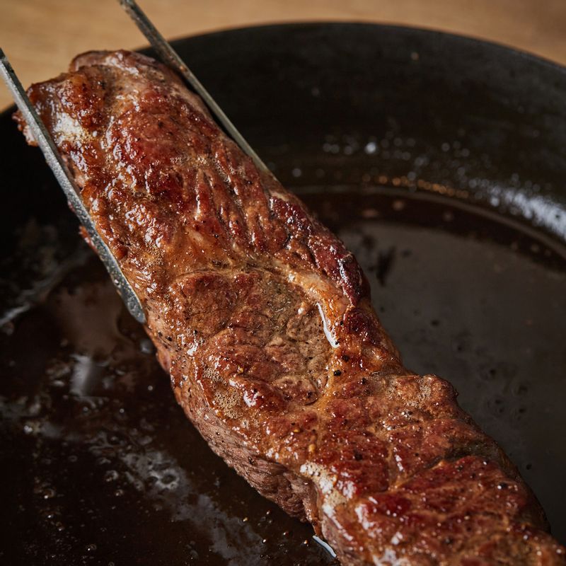 달군 팬에 버터를 넣어 녹인 후 스테이크를 앞뒤로 1분씩 구워주세요. 구운 고기는 내열 용기에 담아주세요.
(tip. 센불에서 겉면이 진한 갈색으로 그을릴 정도로 구워주세요)