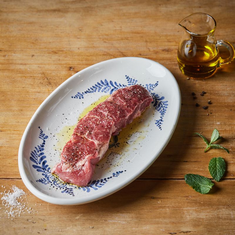 스테이크용 고기는 굽기 전 실온에 꺼내 소금, 후추를 넉넉히 뿌리고 올리브오일을 발라 주세요.