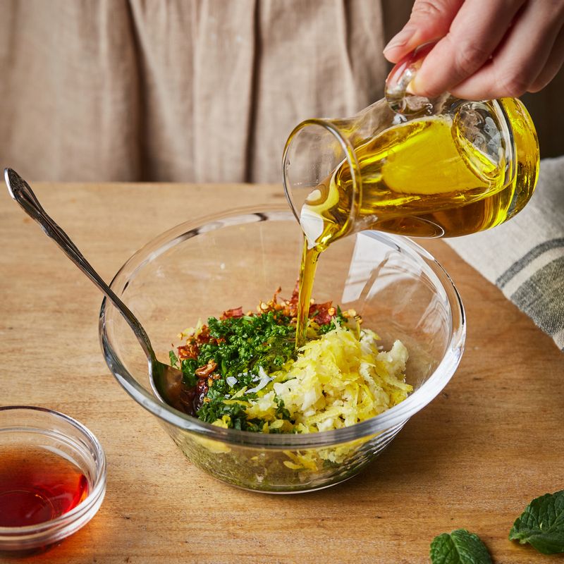 "파슬리는 줄기를 잘라내고 잎을 굵게 다져주세요. 마늘은 잘게 다져주세요.
다진 파슬리와 마늘에 소금, 식초, 올리브오일, 레몬즙, 레몬 제스트, 레드페퍼, 후춧가루를 넣어 섞어주세요."
(tip. "고수, 바질, 민트 등의 허브를 섞으면 더욱 다채로운 향미를 즐길 수 있어요
치미추리 소스는 19세기 아르헨티나에서 기름기가 적은 고기를 부드럽게 먹기 위해 식초를 사용해 만든 소스랍니다")