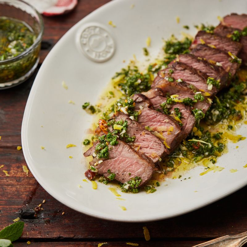 스테이크는 먹기 좋게 잘라 접시에 담고 만들어둔 치미추리 소스를 얹어 맛있게 즐겨주세요.
(tip. "소스는 냉장고에서 3일 정도 숙성 후 먹으면 더욱 맛있어요.
소스는 고기를 재우는 용도로도 사용할 수 있어요. 스테이크와 함께 곁들이는 사이드 채소를 구울 때 디핑소스로 활용할 수도 있답니다.")