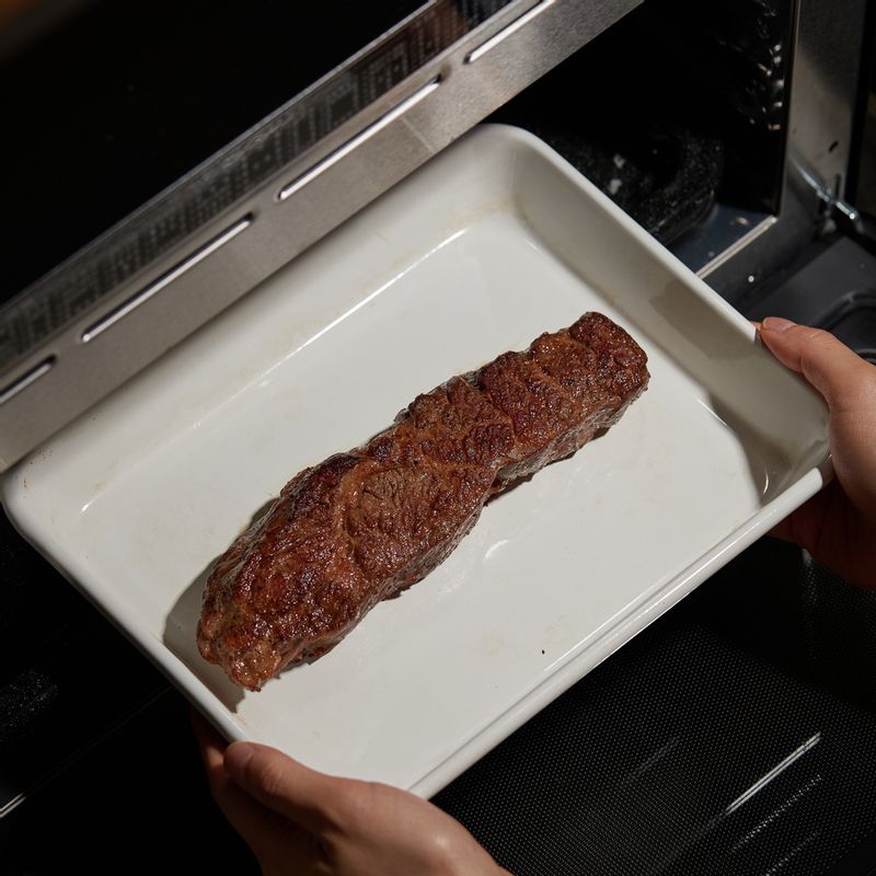 법랑 접시에 내열 용기를 올려 1단에 넣고 광파오븐 수동 요리 <오븐>에서 180도로 10분간 구워주세요.
(tip. 두께가 3센치 이상의 고기는 오븐 안에서 10분 정도 두었다가 꺼내주세요)