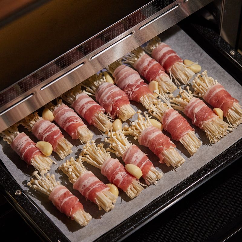 법랑 접시에 내열 용기를 올려 3단에 넣고 광파오븐 수동 요리 <구이>에서 20분으로 설정 후 시작해 주세요. 10분이 지났을 때 소스를 발라준 후 계속 조리해 주세요.
(tip. "오븐에 전송" 버튼으로 조리하면 소스를 발라야 할 시간에 멜로디가 울려요. 멜로디가 울리면 오븐을 열어 5분내로 소스를 덧바른 후 시작버튼을 누르면 연속 조리됩니다.)