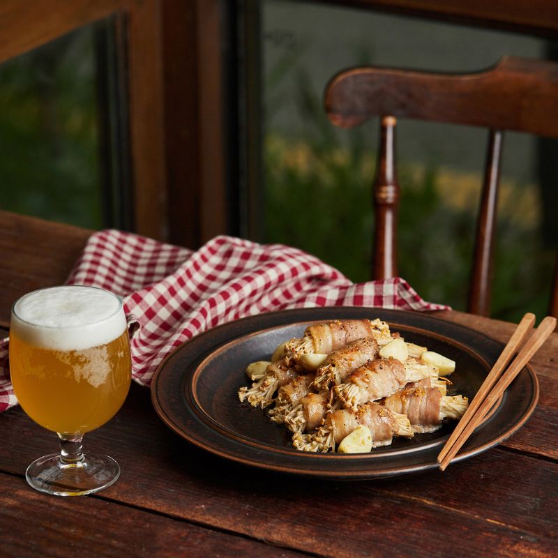 완성된 팽이버섯 삼겹살말이를 접시에 담아 맛있게 즐겨주세요.