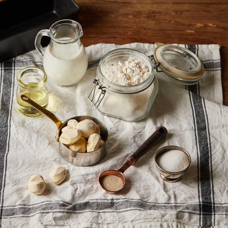 밤식빵을 위한 재료 이미지로 강력분,드라이이스트,소금,포도 씨 오일,꿀 등으로 구성 되어있습니다.