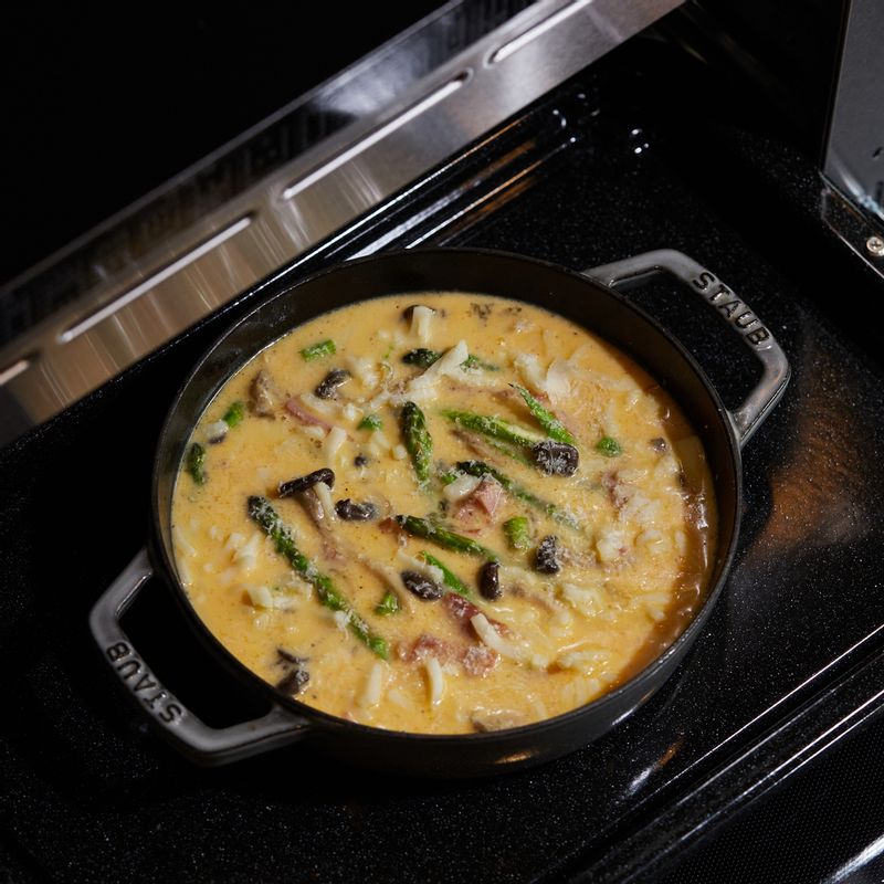 법랑 접시 위에 내열 용기를 올려 1단에 넣고 광파오븐 수동 요리 <오븐>에서 200도로 18분간 구워주세요.
(tip. 이쑤시개로 찔러 달걀물이 묻어 나오지 않으면 완성이에요)