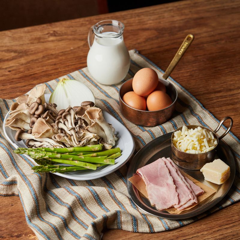 버섯 프리타타을 위한 재료 이미지로 느타리버섯,베이컨,양파,베이비 아스파라거스,버터 등으로 구성 되어있습니다.