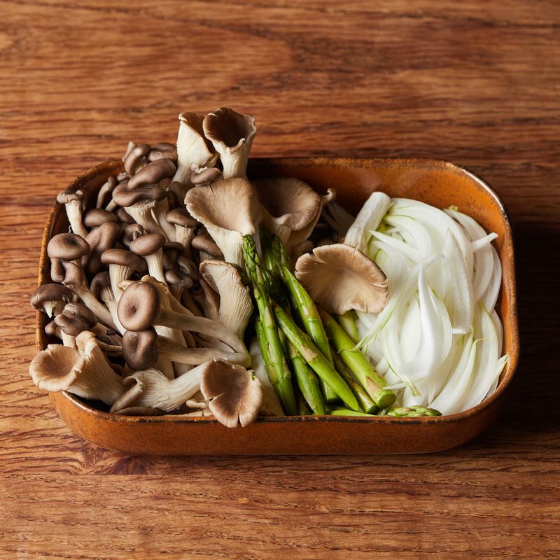 느타리버섯은 손으로 찢어 준비해 주세요. 아스파라거스는 어슷하게 2등분 내주세요. 양파는 채를 썰고 베이컨은 한입 크기로 썰어주세요.