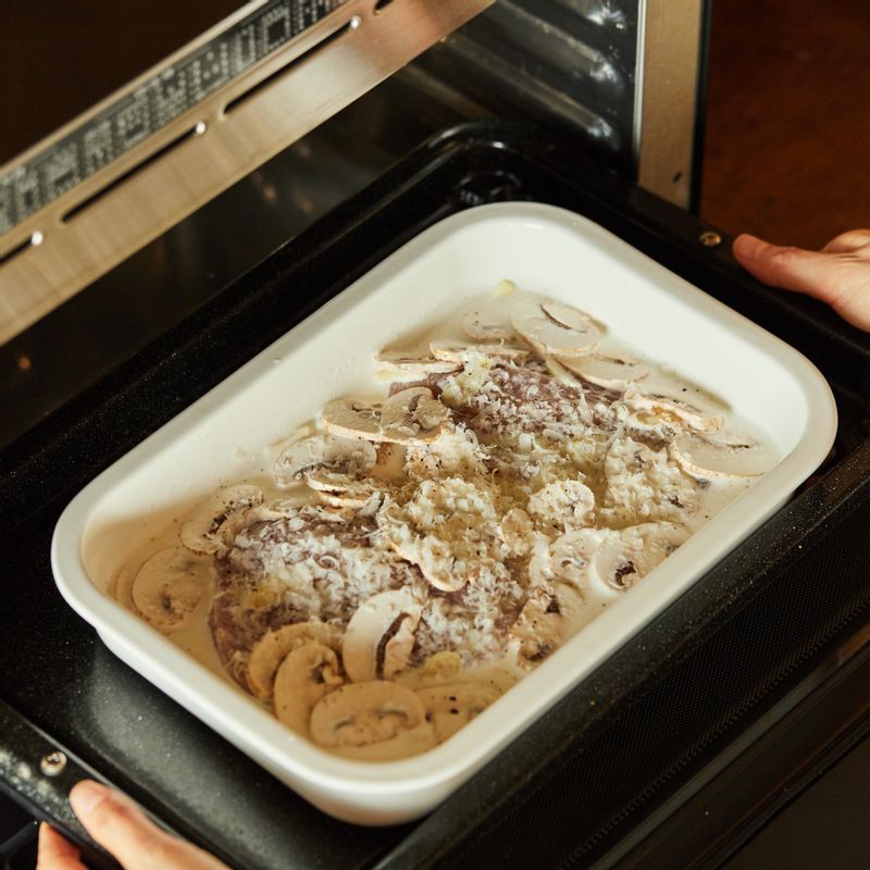 법랑 접시 위에 내열 용기를 올려 1단에 넣고 광파오븐 수동 요리 <오븐>에서 200도로 20분간 구워주세요.